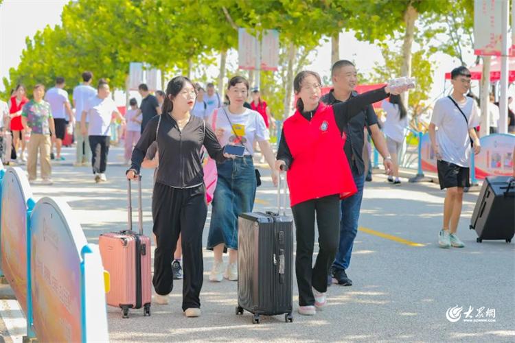 “新”光熠熠 未来可期！ 直击烟台文化旅游职业学院2024迎新现场 title=